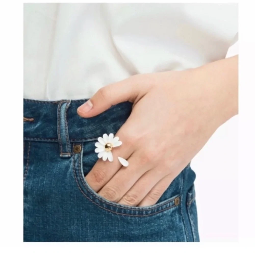 Into The Bloom Daisy Flower Ring - Picture 4 of 12